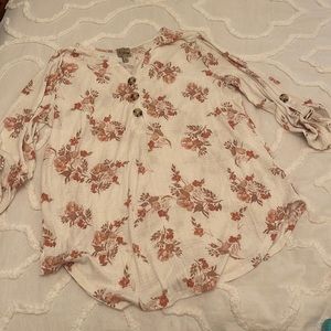 COMO VINTAGE floral blouse with 3 button neck.